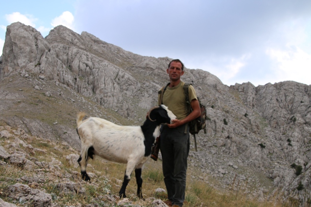 Dağın zirvesinde hayvanlarını otlatıyor