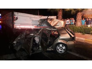 Aydın'da otomobil tıra çarptı: 4 ölü