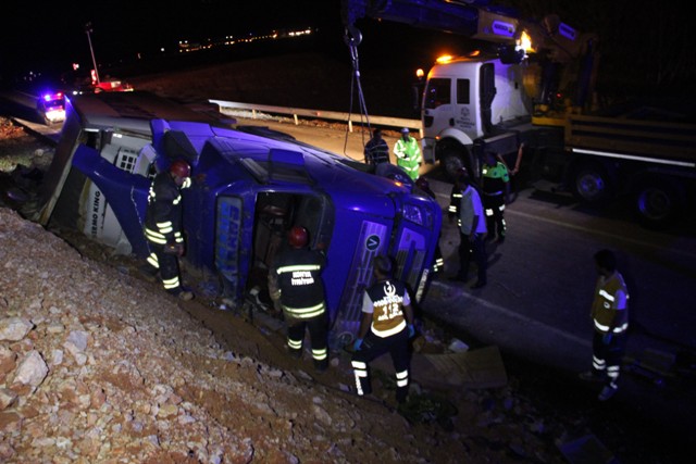 TIR’ın altında 2 saat bekledi