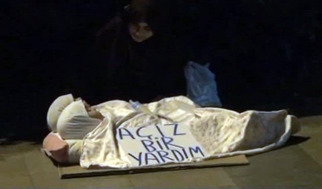 Vicdan sömürüsünde yeni taktik! Yere yatır açız de! / VİDEO