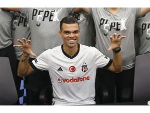Beşiktaşlı Pepe imza gününde