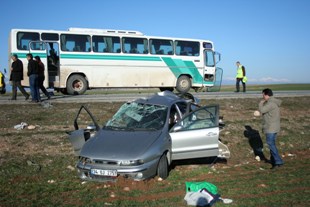 Otobüs ile otomobil çarpıştı: 3 ölü