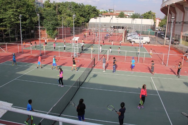 Tenis Kortlar Cıvıl Cıvıl