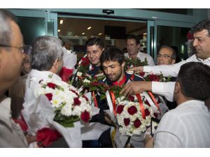 Milli güreşçilere coşkulu karşılasma