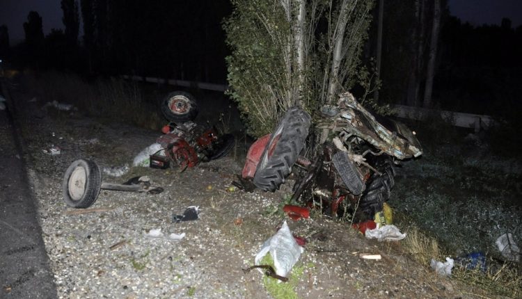 Yolcu Otobüsüyle Çarpışan Traktör Üçe Bölündü