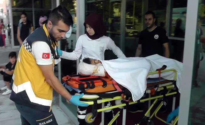 Konya'da lastiği patlayan kamyonet devrildi