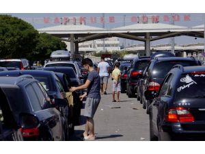 Avrupa'ya açılan kapılarda kuyruklar uzadı