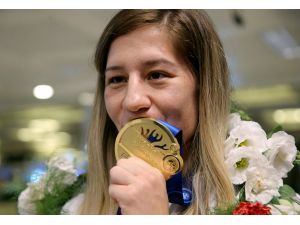 Kadın Güreş Milli Takımı yurda döndü