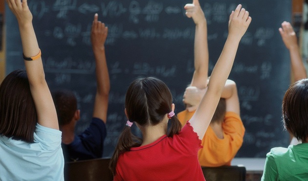 Yasak ama dinleyen yok! Okul kaydı yaptıran velilere 'tecrübeli öğretmen' şoku...