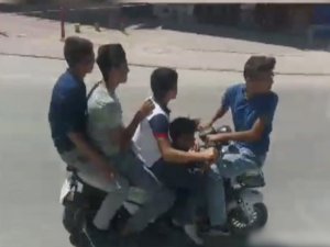 Şarjlı bisiklete 5 kişi binip ters yönde gittiler