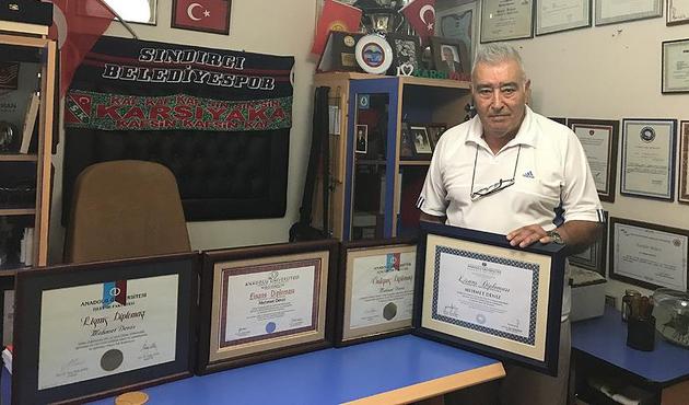 'Süper dede' 4. üniversiteden mezun oldu!