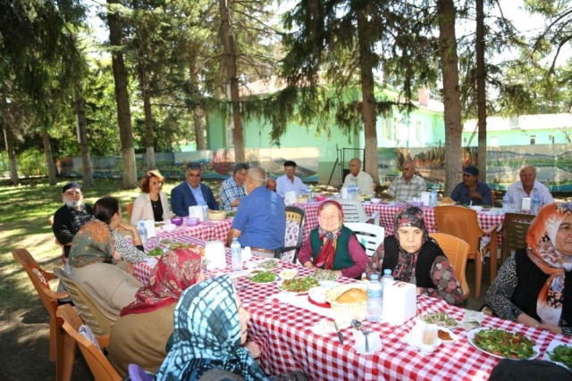 Özgüven, Huzurevi Sakinlerini Yemekte Buluşturdu