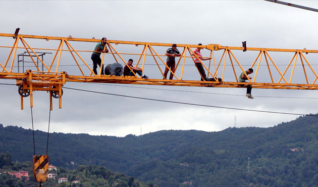 Ücretlerini alamayan işçiler kule vincine çıktılar!