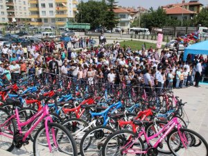 Akşehir Belediyesinden namaza giden 333 çocuğa bisiklet
