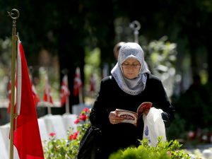 Şehitlikte bayram arifesi