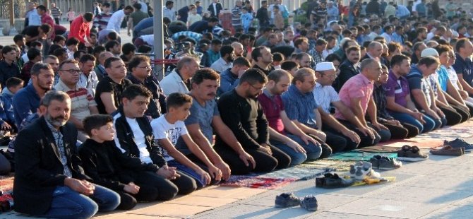 Konya’da bayram namazı kılındı, camiler doldu taştı