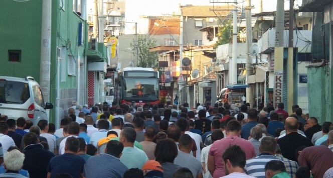 Cemaat yolda namaz kıldı, halk otobüsü kontak kapattı