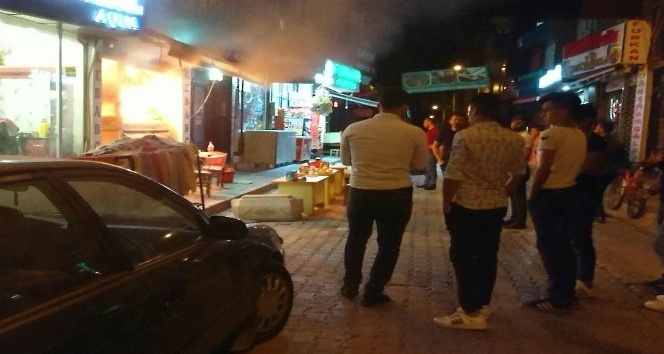 Köftecide çıkan yangını kova ve pet şişelerdeki suyla söndürmeye çalıştılar