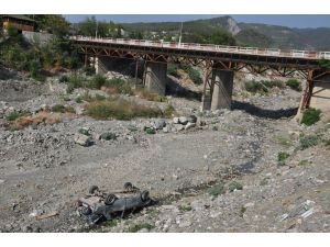 Hatay'da otomobil çaya düştü: 1 yaralı