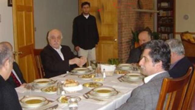 Gülen'in yemek artıkları için birbirleriyle yarışmışlar