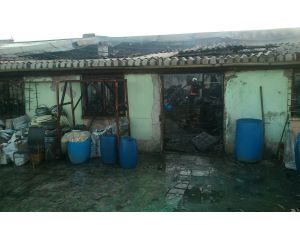 Başkentte plastik kaplama dükkanında yangın