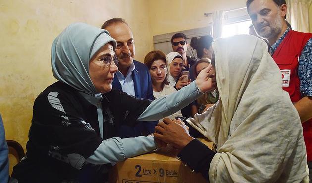 Emine Erdoğan Arakanlı Müslümanlara yardım dağıttı!