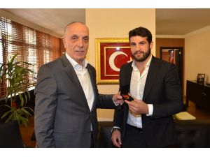 Türk-İş Genel Başkanı Atalay şampiyon güreşçiyi kabul etti