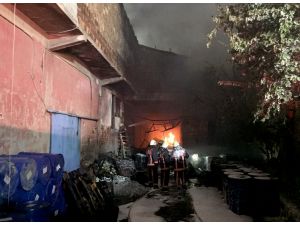 Arnavutköy'de boya fabrikasında yangın