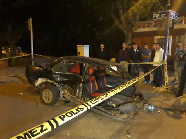 Kağıt Gibi İkiye Bölünen Otomobilden Sağ Çıktı