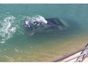 Otomobilin açılır tavanı hayatını kurtardı