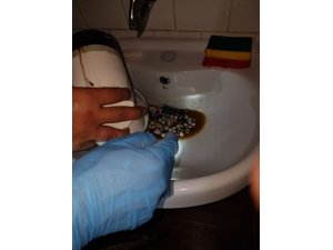 Şüphelinin tuvalete attığı uyuşturucuyu polis çıkardı