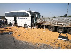 GÜNCELLEME- Ankara'da otobüs tıra çarptı: 3 ölü, 46 yaralı