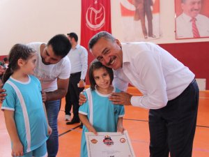 Yaz spor okulu öğrencileri belgelerini aldı