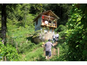 16 metrekarelik kaya üzerine ev yaptı