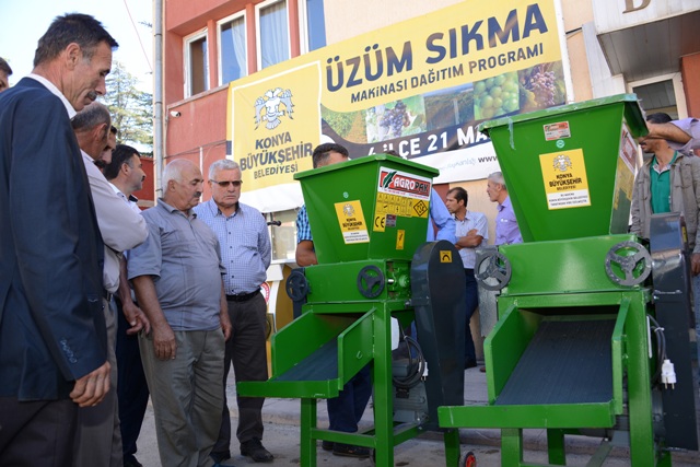 Büyükşehir'den Üzüm Üreticisine Üzüm Sıkma Makinesi