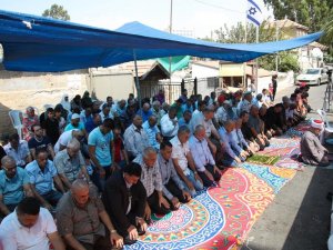 İsrail'in zorla evinden çıkardığı ailenin evi önünde cuma namazı