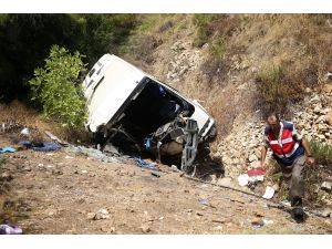 Antalya'da tur midibüsü uçuruma yuvarlandı: 4 ölü, 27 yaralı
