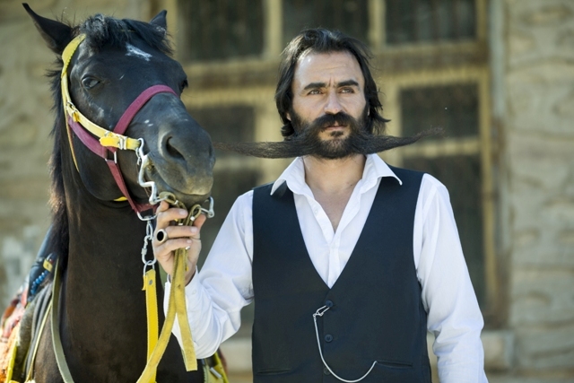 "Silleli Pala" yarım metrelik bıyığıyla ilgi odağı