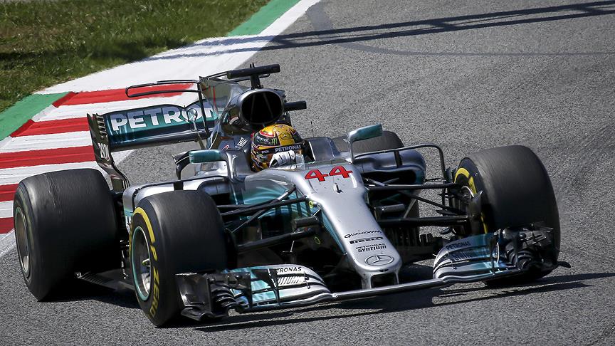 Hamilton  arayı açıyor