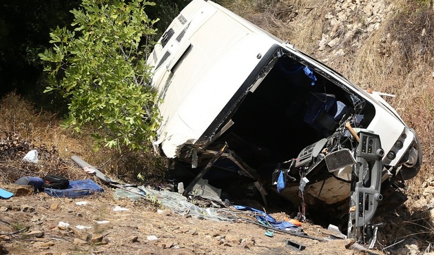 Antalya'da tur midibüsü uçuruma yuvarlandı: 5 ölü, 26 yaralı