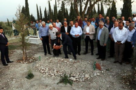 Davutoğlu'ndan Kabir Ziyareti