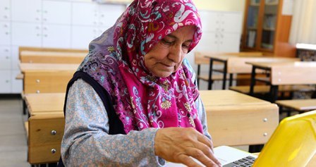 Okuma azmiyle örnek oluyor