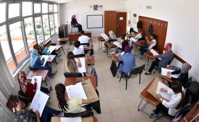 Öğretmen Adayları Komek ve Asem'de Yeni Açılan Merkezler İçin Ter Döktü