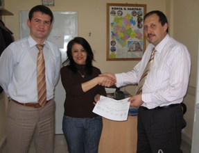 İlk kadın muhtar mazbatasını aldı