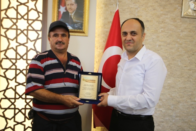 Mesutlar Mahallesi’nden Özaltun’a teşekkür plaketi