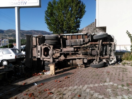 Konya'da freni boşalan kamyonet devrildi: 2 ölü, 2 yaralı