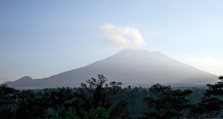 Bali Adası'nın bir kısmı yanardağ nedeniyle boşaltıldı