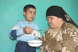 Kalbi delik oğlunun yardımıyla hayatını sürdürüyor