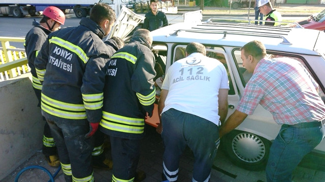 Alt Geçit Korkuluğuna Çarpan Araçta Sıkışan Sürücü Yaralandı