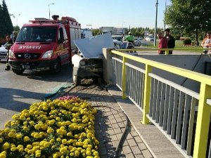 Alt geçit korkuluğuna çarpan araçta sıkışan sürücü yaralandı